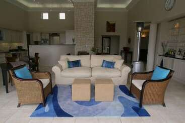 בית מלון כפרי At The Rocks