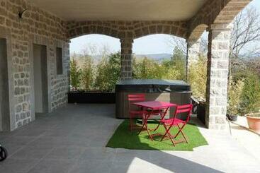 مبيت وإفطار Le Mas Des Roches Jacuzzi Privatif