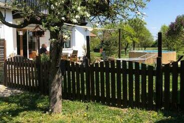 تختخواب و صبحانه Casa Boebelle