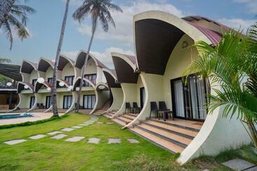 Отель Eleven Petals Resort