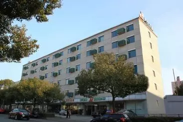 בית מלון כפרי Jinjiang Inn Shanghai Baoyang Dock