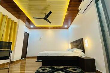 فندق Royal Excellency Inn