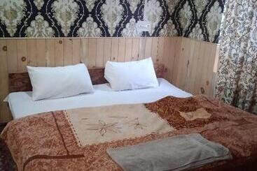 בית מלון כפרי Rainbow Palace Pahalgam