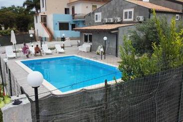 تختخواب و صبحانه Debel House