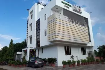 בית מלון כפרי Nangi S Pride