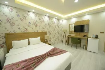 Aparthotel Farah Sui̇t