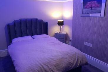 펜션 Highfields Living   All Rooms Ensuite  Free Wifi  Free Local Parking