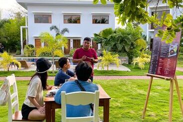 Red Picnic Hostel Panglao