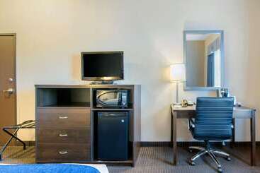 Отель Comfort Inn & Suites