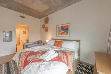 Huoneistohotelli Upscale Rainey St Condo Homes   Peloton, Gym, Rooftop Pool, Wifi Included