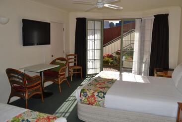 Colonial Lodge Motel