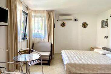 פנסיון Guest House Daris