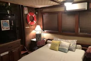 Hotelli Island Houseboat