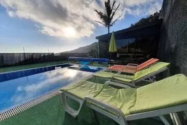 Résidence hôtelière Ocean View Villa With Private Outdoor Heated Pool