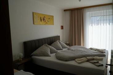 בית מלון כפרי Pension Ferienwohnung Rotar