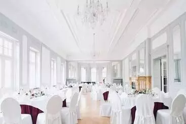 Отель Schloss Teutschenthal