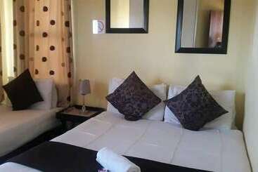 ペンション Village Court Guest House