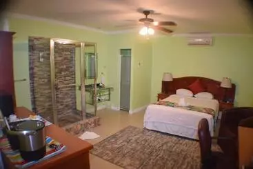 هتل Beverly's Oasis Suites