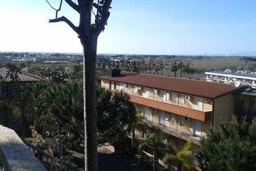 Отель Happy Days