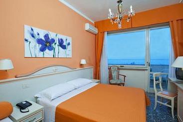 בית מלון כפרי Hollywood