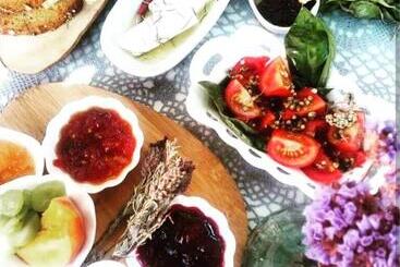 فندق صغير Cunda Adali Pansiyon