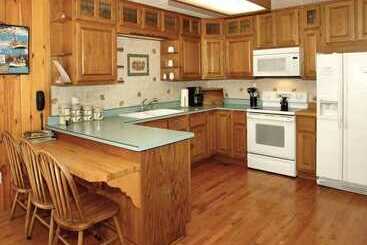 Hus på landet Carrie S    4 Bedrooms, 2.5 Baths, Sleeps 12 Cabin By Redawning