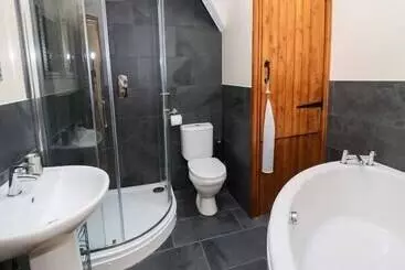 Mökkimajoitus Cornel Clyd