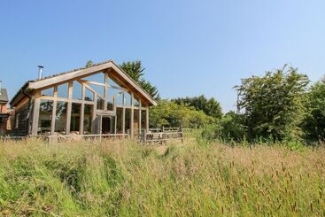 بيت ريفى The Tractor Shed