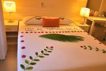 تختخواب و صبحانه Local Travel Beach