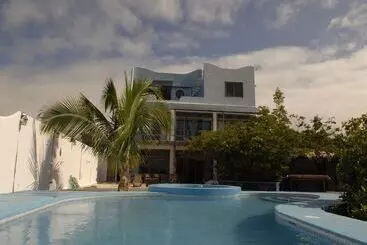 Hotelli Bay House