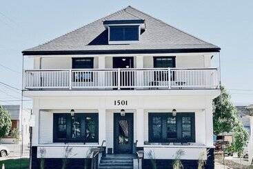 پانسیون The Landing Hotel And Dining