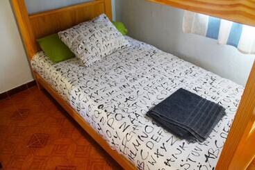 7feetsurfcamp Hostel