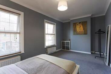 בית מלון כפרי Hastings House Luton   Inhabit Short Stays