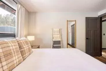 Apartamente turistice Quiet River Bend Cabin By Avantstay 35 Mins To Mt Bachelor 10 Mins To Town Centre Hot Tub