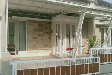 Ferienwohnungen Dds Villa Permata Garden Regency Batu