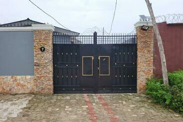 Жильё для туристов 2 Bedrooms Shortlet Apartment In Oluyole Estate Ibadan