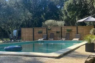 ツーリストアパートメント Issola   Maison Familiale Avec Piscine