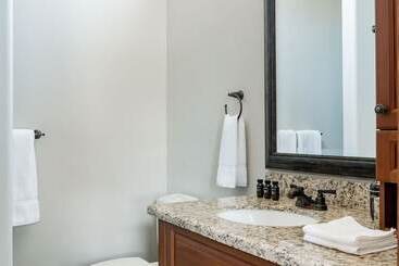 Жильё для туристов Primrose By Avantstay Extravagant Desert Estate W Theater Pool