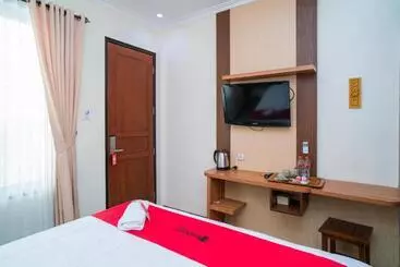 Hotel Reddoorz Plus Syariah @ Jalan Dokter Wahidin Bojonegoro