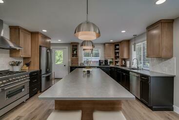 Vakantie-appartementen Luxurious Adirondack Cabin With Sauna And Hot Tub