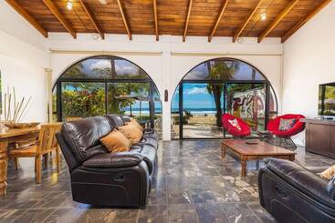 آپارتمانهای توریستها Beachfront Home Sand In Your Feet Surf And Relax