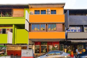 Hotel Oyo 90562 J Hostels Pj