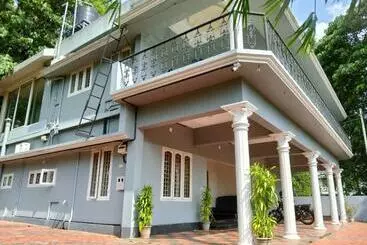 Hotel Oikos Kariyad