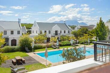 آپارتمان‌های توریست‌ها Winelands Golf Lodges 17