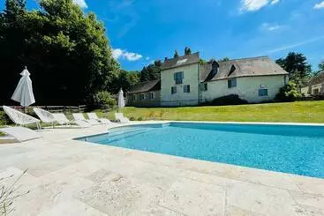 ツーリストアパートメント Seigneurie Les Aulnaies Exceptional Building With Swimming Pool