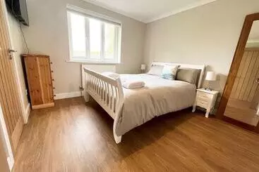 Apartaments turístics Modern 3 Bed Bungalow With Parking, Private Garden