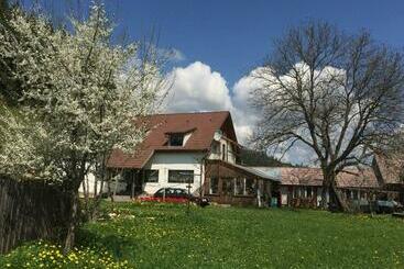 بنسيون Karacsony Guest House