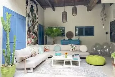 Bed and Breakfast L Oiseau Bleu Peacock