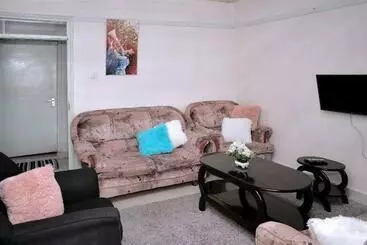 Tourist flats Golden One Bedroom Serviced Apartment With Free Wifi