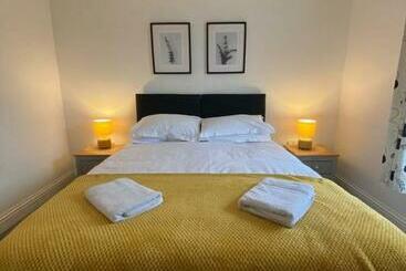 Appartamenti turistici Spacious 3 Bed Flat A Stones Throw From The Beach